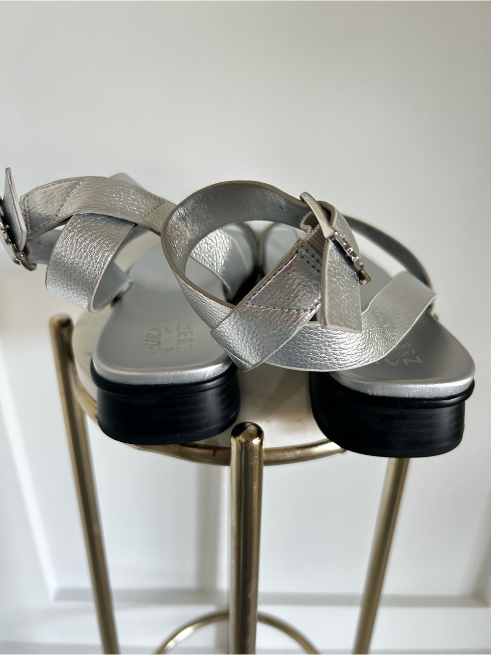 Naturalizer Birch Silver Metallic Leather Toe Loop Sandals Size 9 Comfort Flat - Picture 3 of 10